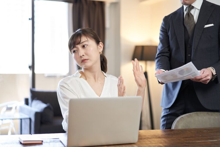 職場の冷たい態度の人はどんな特徴?対処法も|カウンセリングルームここまり,医療機関監修,カウンセラー,心理士,態度
